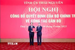 Ông Lê Minh Hưng, Ủy viên Bộ Chính trị, Bí thư Trung ương Đảng, Trưởng Ban Tổ chức Trung ương trao quyết định của Bộ Chính trị về việc điều động, phân công, chỉ định ông Trịnh Xuân Trường, Bí thư Tỉnh ủy Lào Cai, tham gia Ban Chấp hành, Ban Thường vụ, giữ chức Bí thư Tỉnh ủy Thái Nguyên nhiệm kỳ 2025-2030. (Ảnh: Thu Hằng/TTXVN)