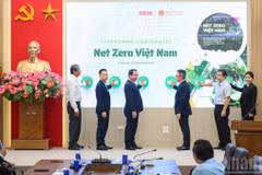 Các lãnh đạo cùng các đại biểu thực hiện nghi thức khai trương trang thông tin Net Zero Việt Nam. (Nguồn: Báo Nhân Dân)