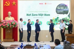 Các lãnh đạo cùng các đại biểu thực hiện nghi thức khai trương trang thông tin Net Zero Việt Nam. (Nguồn: Báo Nhân Dân)
