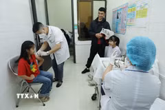 Cán bộ Trạm y tế phường Lương Văn Tri, tỉnh Lạng Sơn tiêm vaccine phòng, chống dịch sởi cho trẻ em. (Ảnh: Anh Tuấn/TTXVN)