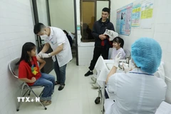 Cán bộ Trạm y tế phường Lương Văn Tri, tỉnh Lạng Sơn tiêm vaccine phòng, chống dịch sởi cho trẻ em. (Ảnh: Anh Tuấn/TTXVN)