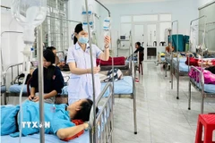 Trung tâm Y tế Ea H’Leo điều trị cho các bệnh nhân nghi ngộ độc bánh mỳ. (Ảnh: TTXVN phát)