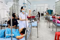 Trung tâm Y tế Ea H’Leo điều trị cho các bệnh nhân nghi ngộ độc bánh mỳ. (Ảnh: TTXVN phát)