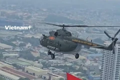 Cận cảnh trực thăng kéo cờ trên bầu trời Thành phố Hồ Chí Minh