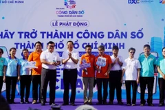 Chủ tịch Ủy ban Nhân dân Thành phố Hồ Chí Minh Phan Văn Mãi trao biểu trưng App Công dân số cho đại diện Ủy ban Mặt trận Tổ quốc Việt Nam thành phố. (Ảnh: Thu Hương/TTXVN)