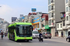 Hà Nội đã triển khai thêm các tuyến xe buýt điện nhằm giảm thiểu khí thải nhà kính ra môi trường. (Nguồn: Vietnam+)