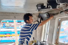 Ngư dân xã Long Hải, Thành phố Hồ Chí Minh, kiểm tra thiết bị giám sát hành trình trước khi ra khơi xuất bến. (Ảnh: Hoàng Nhị/TTXVN)