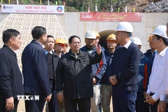 Thủ tướng Phạm Minh Chính kiểm tra tiến độ dự án đường cao tốc Đồng Đăng (Lạng Sơn)-Trà Lĩnh (Cao Bằng). (Ảnh: Dương Giang/TTXVN)