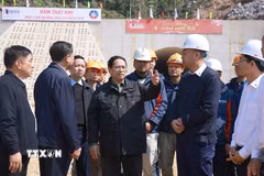 Thủ tướng Phạm Minh Chính kiểm tra tiến độ dự án đường cao tốc Đồng Đăng (Lạng Sơn)-Trà Lĩnh (Cao Bằng). (Ảnh: Dương Giang/TTXVN)