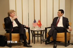 Thứ trưởng thứ nhất Bộ Chiến tranh Hoa Kỳ - ngài Elbridge A. Colby trân trọng cám ơn Đại tướng Phan Văn Giang đã dành thời gian tiếp đoàn và gửi lời chúc mừng nhân dịp Tết cổ truyền của Việt Nam và mong muốn sẽ tăng cường hợp tác quốc phòng vì hòa bình, hợp tác và phát triển bền vững. (Ảnh: Đoàn Hùng/TTXVN)