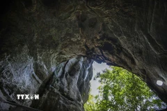 Vòm cổng vào Hang xóm Trại. (Ảnh: Trọng Đạt/TTXVN)