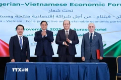 Thủ tướng Phạm Minh Chính và Thủ tướng Algeria Sifi Ghrieb chứng kiến ký kết giữa các doanh nghiệp Việt Nam và Algeria. (Ảnh: Dương Giang/TTXVN)