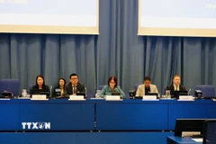 Đại sứ Vũ Lê Thái Hoàng (thứ 2 từ trái sang) chúc mừng Mông Cổ trở thành quốc gia mới nhất gia nhập Văn kiện sửa đổi CPPNM trong năm 2025. (Ảnh TTXVN phát)