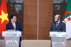 Thủ tướng Phạm Minh Chính và Thủ tướng Algeria Sifi Ghrieb gặp gỡ báo chí hai nước. (Ảnh: Dương Giang/TTXVN)