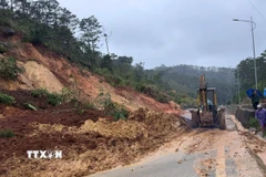Một điểm sạt lở ở Quảng Ngãi. (Ảnh: Cao Nguyên/TTXVN)