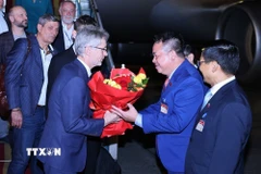 Phó Chủ nhiệm Ủy ban Quốc phòng, An ninh và Đối ngoại của Quốc hội Nguyễn Quốc Hùng đón Chủ tịch Thượng viện Quốc hội Cộng hòa Séc Milos Vystrcil tại Sân bay quốc tế Nội Bài. (Ảnh: Minh Đức/TTXVN)