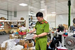 Công an tỉnh Lạng Sơn kiểm tra hàng hóa không có hóa đơn, chứng từ chứng minh nguồn gốc, xuất xứ tại địa điểm kinh doanh online. (Ảnh: TTXVN phát)
