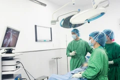 Các bác sỹ phẫu thuật cho bệnh nhân.