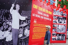 Người dân Thủ đô tham quan trưng bày ảnh 'Chủ tịch Hồ Chí Minh trong lòng dân và trong trái tim nhân loại.' (Ảnh: Khánh Hòa/TTXVN)