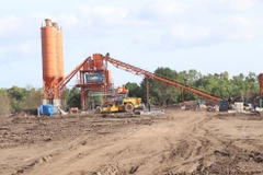 Thi công một dự án giao thông ở Cà Mau. (Nguồn: TTXVN)