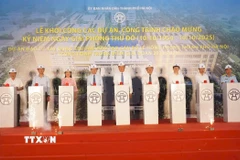 Phó Chủ tịch Ủy ban Nhân dân thành phố Hà Nội Nguyễn Mạnh Quyền cùng các đại biểu thực hiện nghi Lễ khởi công dự án. (Ảnh: Quốc Lũy/TTXVN)