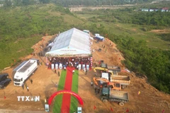 Khởi công dự án Trường phổ thông nội trú liên cấp Tiểu học và Trung học cơ sở tại xã A Lưới 1. (Ảnh: Văn Dũng/TTXVN)