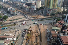 Thi công cầu vượt nút giao Nguyễn Chí Thanh. (Ảnh: Quốc Khánh/TTXVN)