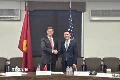 Thứ trưởng Bộ Ngoại giao Đặng Hoàng Giang và Quyền Trợ lý Ngoại trưởng Mỹ Fleet White. (Ảnh: TTXVN phát)
