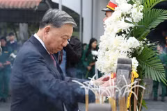 Tổng Bí thư Tô Lâm dâng hương tưởng niệm các Anh hùng liệt sỹ Thanh niên xung phong tại Khu Di tích Ngã ba Đồng Lộc. (Ảnh: Thống Nhất/TTXVN)