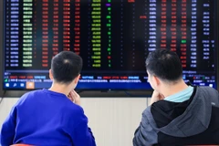 Nhà đầu tư theo dõi chỉ số chứng khoán tại tỉnh Giang Tô, Trung Quốc. (Ảnh: THX/TTXVN)