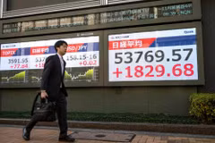 Bảng điện tử hiển thị các con số của chỉ số chứng khoán Nikkei 225 tại Tokyo. (Nguồn: AFP)