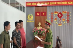 Cơ quan Cảnh sát điều tra, Công an tỉnh Kiên Giang tống đạt Quyết định khởi tố và Lệnh bắt bị can đối với đối tượng Nguyễn Vũ Bằng. (Ảnh: TTXVN phát)