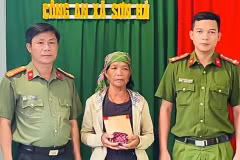 Lực lượng công an trao trả lại tài sản bị đánh rơi cho bà Đinh Thị Hoách. (Nguồn: Công an xã Sơn Hà)