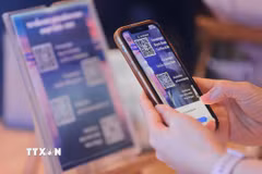 Du khách sử dụng điện thoại thông minh quét mã QR Code tìm kiếm thông tin về các điểm du lịch, điểm tham quan, ẩm thực… (Ảnh: Minh Quyết/TTXVN)