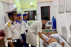 Quân y trên đảo Trường Sa, tỉnh Khánh Hòa thăm khám cho bệnh nhân gặp nạn. (Ảnh: TTXVN phát)