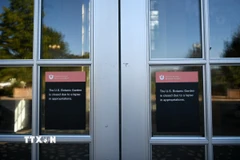 Thông báo đóng cửa tạm thời được dán tại lối vào vườn thực vật ở Washington, D.C., Mỹ, ngày 5/10/2025. (Ảnh: THX/TTXVN)