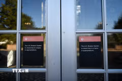 Thông báo đóng cửa tạm thời được dán tại lối vào vườn thực vật ở Washington, D.C., Mỹ, ngày 5/10/2025. (Ảnh: THX/TTXVN)