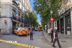 Hiện trường vụ sập một phần tòa nhà ở Madrid, Tây Ban Nha, ngày 7/10/2025. (Ảnh: THX/TTXVN)