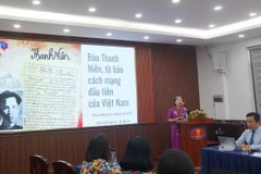Đại biểu báo cáo tham luận tại toạ đàm. (Ảnh: Thu Hoài/TTXVN)