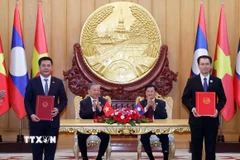Tổng Bí thư Tô Lâm và Tổng Bí thư, Chủ tịch nước Lào Thongloun Sisoulith chứng kiến trao Biên bản ghi nhớ giữa Bộ Công Thương Việt Nam và Bộ Công Thương Lào về phát triển chuỗi liên kết công nghiệp giữa Việt Nam và Lào. (Ảnh: Thống Nhất/TTXVN)