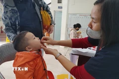 Cho trẻ uống Vitamin A tại Trạm Y tế phường Đông Ngạc (Hà Nội). (Ảnh: Nguyễn Cúc/TTXVN)