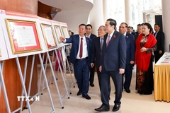 Chủ tịch Quốc hội Trần Thanh Mẫn và các đại biểu tham quan khu trưng bày các tài liệu, ấn phẩm về Nhà xuất bản Chính trị Quốc gia Sự thật. (Ảnh: Doãn Tấn/TTXVN)