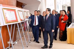 Chủ tịch Quốc hội Trần Thanh Mẫn và các đại biểu tham quan khu trưng bày các tài liệu, ấn phẩm về Nhà xuất bản Chính trị Quốc gia Sự thật. (Ảnh: Doãn Tấn/TTXVN)