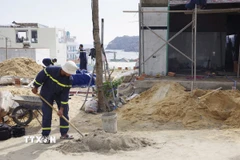 Triển khai xây nhà cho dân ngay sau lễ phát động. (Ảnh: Sỹ Thắng/TTXVN)