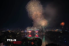Những chùm pháo hoa sắc màu tại khu vực Hồ Hoàn Kiếm chào đón năm mới 2026. (Ảnh: Lê Đông/TTXVN)