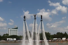 Vận động viên trình diễn các kỹ thuật của môn flyboard. (Ảnh: Hồng Thái/TTXVN)