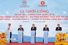 Chủ tịch Quốc hội Trần Thanh Mẫn và đại biểu thực hiện nghi thức phát lệnh khởi công Dự án trục không gian Quốc lộ 1A. (Ảnh: Doãn Tấn/TTXVN)