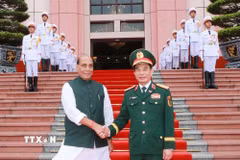 Phó Thủ tướng, Bộ trưởng Quốc phòng Phan Văn Giang đón Bộ trưởng Quốc phòng Ấn Độ Rajnath Singh. (Ảnh: Trọng Đức/TTXVN)