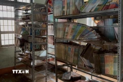 Phòng thư viện của một trường học ở Đắk Lắk bị ngập nước, sách vở hư hỏng hoàn toàn. (Ảnh: Nguyên Dung/TTXVN)