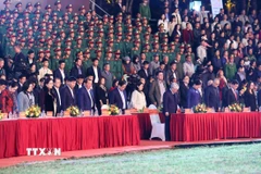 Thủ tướng Phạm Minh Chính và các đại biểu tưởng niệm đồng bào bị thiệt mạng do bão lũ. (Ảnh: Dương Giang/TTXVN)